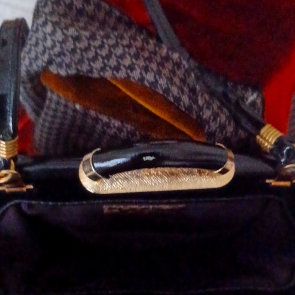 Vintage pouch black patent leather,in ECU.Shoulder strap. - Picture 2 of 5